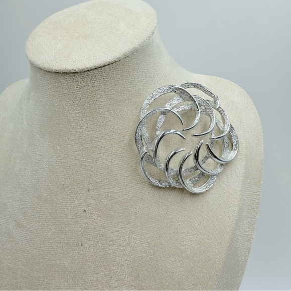 Vintage Sarah Coventry Textured Round Dome Swirl Silver tone Swirl Brooch Pin - Picture 6 of 7